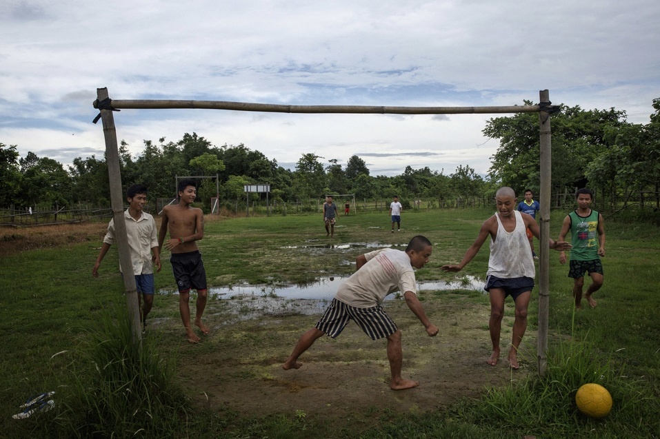 Một trận đấu bóng của những người đàn ông trong trung tâm cai nghiện. Hành vi nghiện ma túy đã lan từ những công nhân trong mỏ ngọc thạch ra những cộng đồng dân cư xung quanh mỏ.