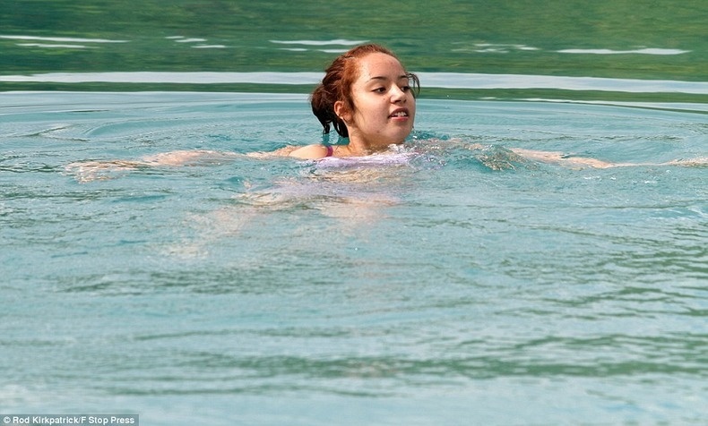 Ve dep cua ho nuoc doc hai gan bang chat tay vai hinh anh