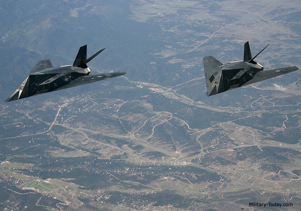 Do thiết kế khí động học quái dị nên F-117 rất khó điều khiển