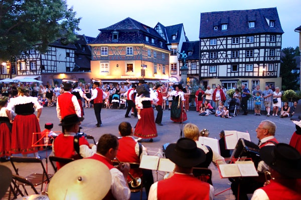 Vào thứ ba hàng tuần, người dân tập trung tại quảng trường để tập và trình diễn những vũ điệu truyền thống.