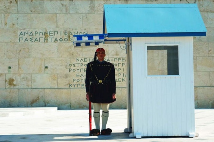 Cuoc song tren hon dao chi co dan ong hinh anh