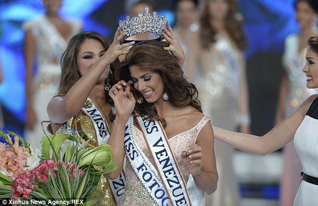 Ben trong lo dao tao hoa hau lon nhat hanh tinh hinh anh