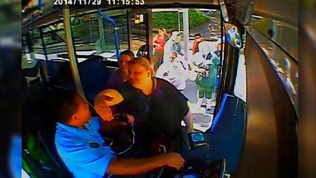 Hai hanh khach nu nho nuoc bot, danh tai xe xe buyt hinh anh