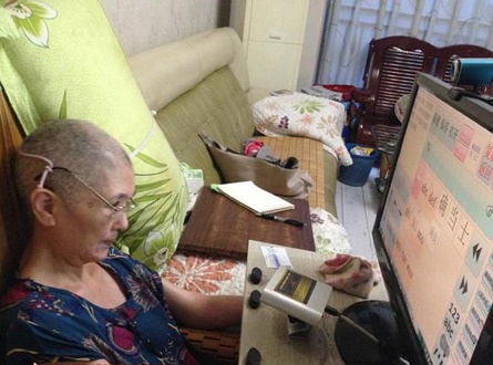 Nguoi phu nu liet viet hoi ky bang mat hinh anh