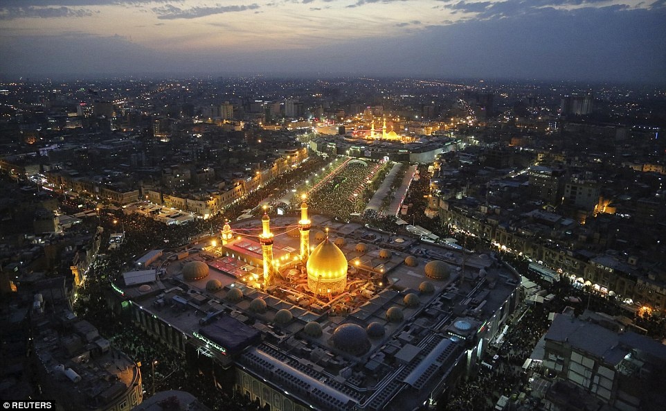 Ánh sáng đèn điện từ đền thờ Imam Hussein tại thành phố Karbala, Iraq vào ngày 14/12. Ảnh: Reuters