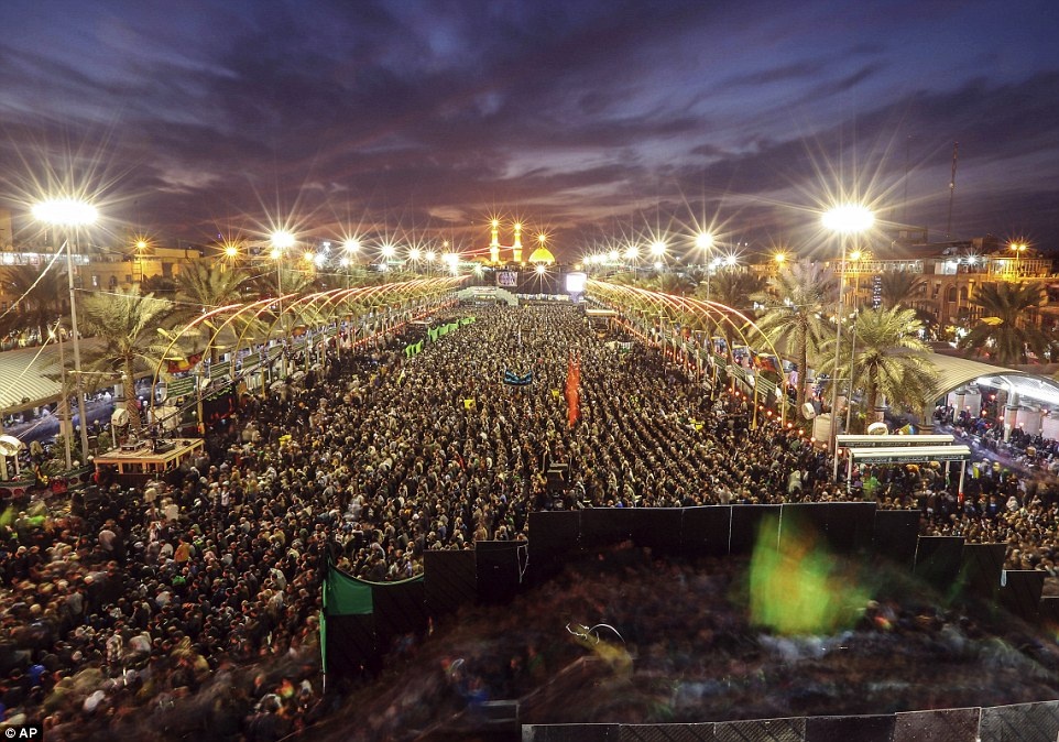 Bất chấp những lời hăm dọa của Nhà nước Hồi giáo, hàng triệu tín đồ vẫn tiến về thành phố Karbala để tưởng nhớ Imam Hussein khiến giới chức Iraq phải thắt chặt an ninh ở mức tối đa. Ảnh: 