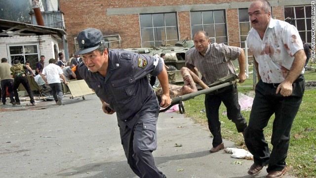 Toan canh vu bat coc con tin tai Beslan nam 2004 hinh anh