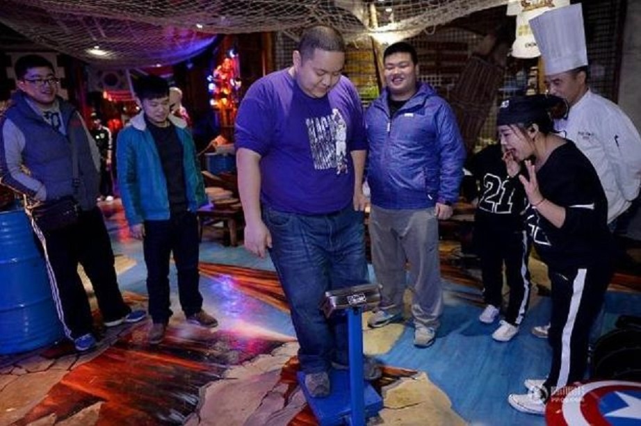 Nha hang mien phi cho dan ong beo phi va phu nu gay hinh anh