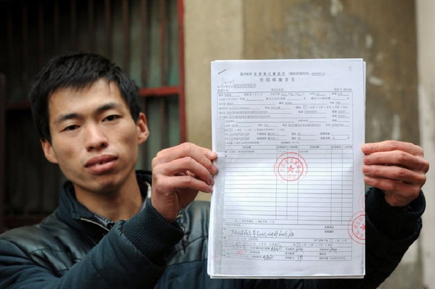 Li đã trải qua 2 lần phẫu thuật cùng 7 lần điều trị bằng hóa chất với chi phí lên đến 150.000 nhân dân tệ (khoảng 525 triệu đồng). Đây là gánh nặng tài chính quá lớn, vượt quá khả năng của gia đình em.