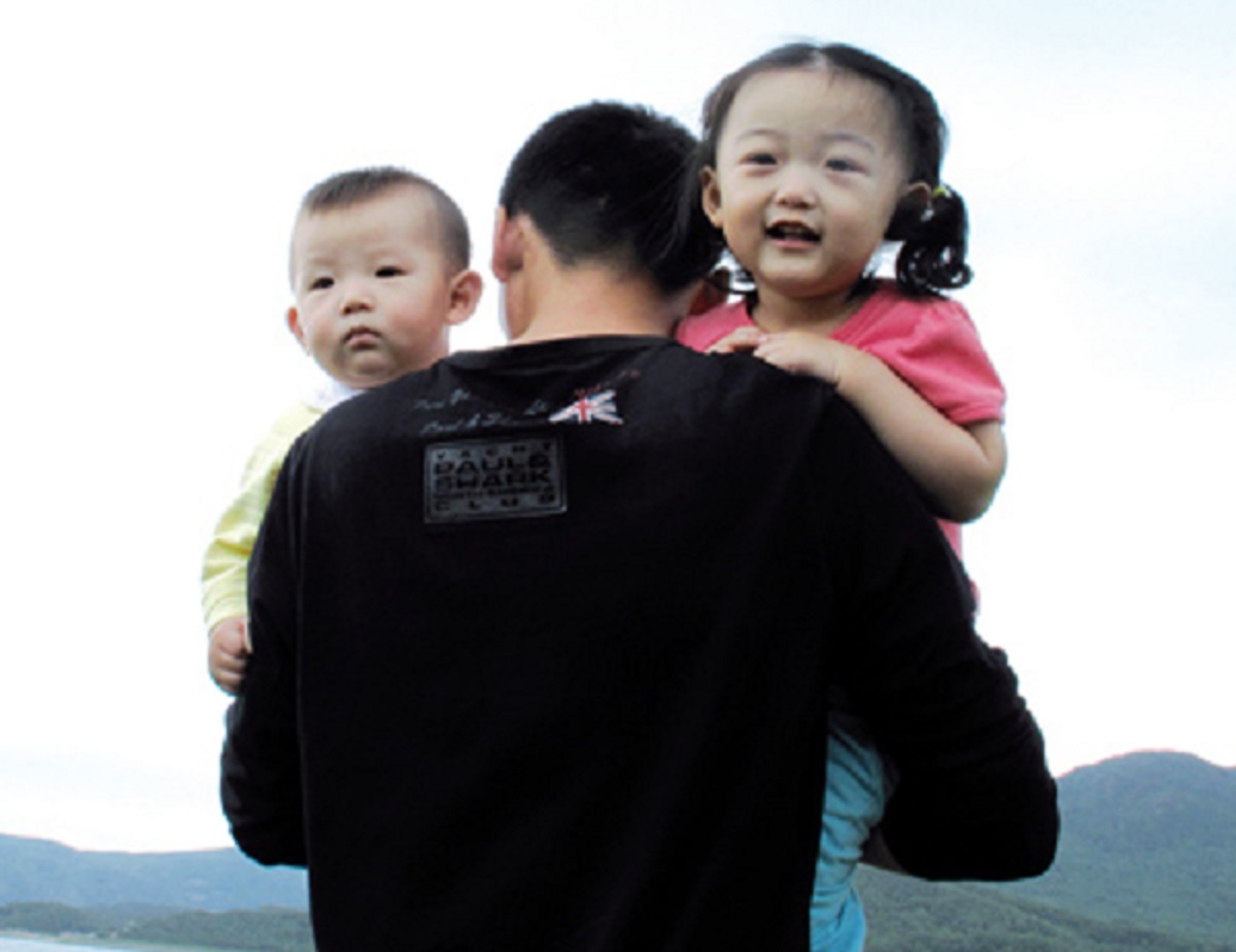 Nguoi Trung Quoc ban khoan truoc lua chon sinh con thu hai hinh anh