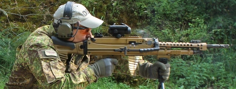 HK121 nạp đạn bằng áp lực khí nén do viên đạn đầu tiên nổ tác động lên buồng bạn. 