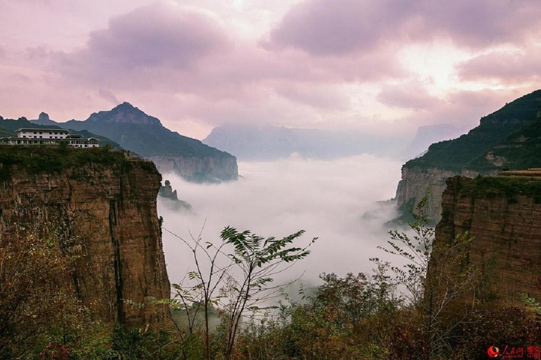 Xiyagou nằm ở chân núi Wangmangling, nơi nổi tiếng với địa hình hiểm trở và những biển mây vờn quanh.