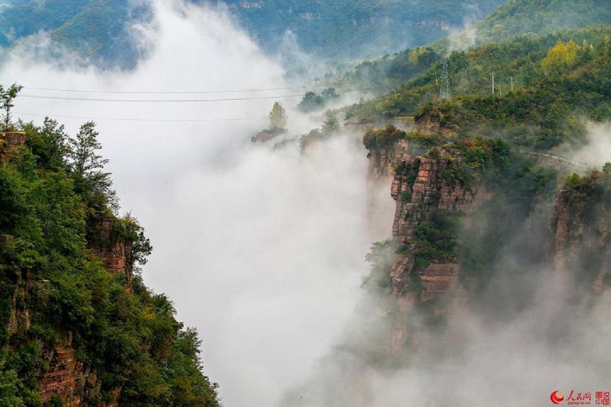 Bao quanh thung lũng là những ngọn núi với độ cao trên 1.000 mét.