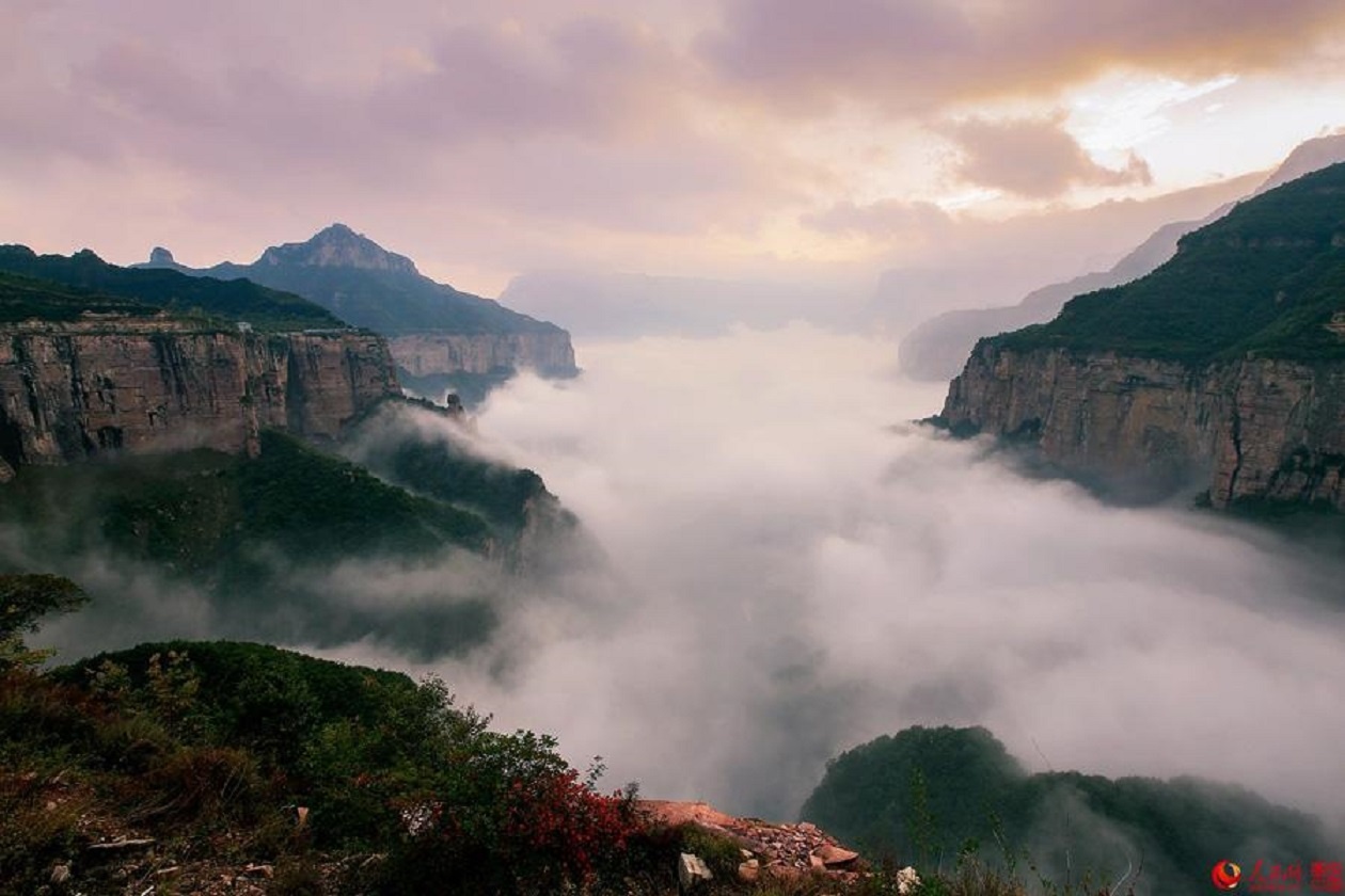 Núi cao bao quanh tạo nên cảnh quan đặc sắc cho thung lũng