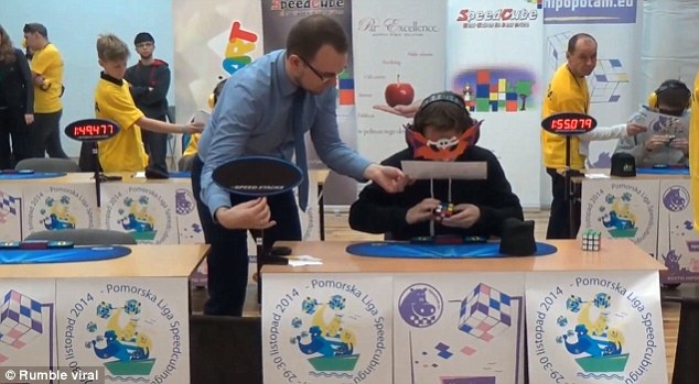 Chang trai bit mat, pha ky luc the gioi ve xep rubic hinh anh