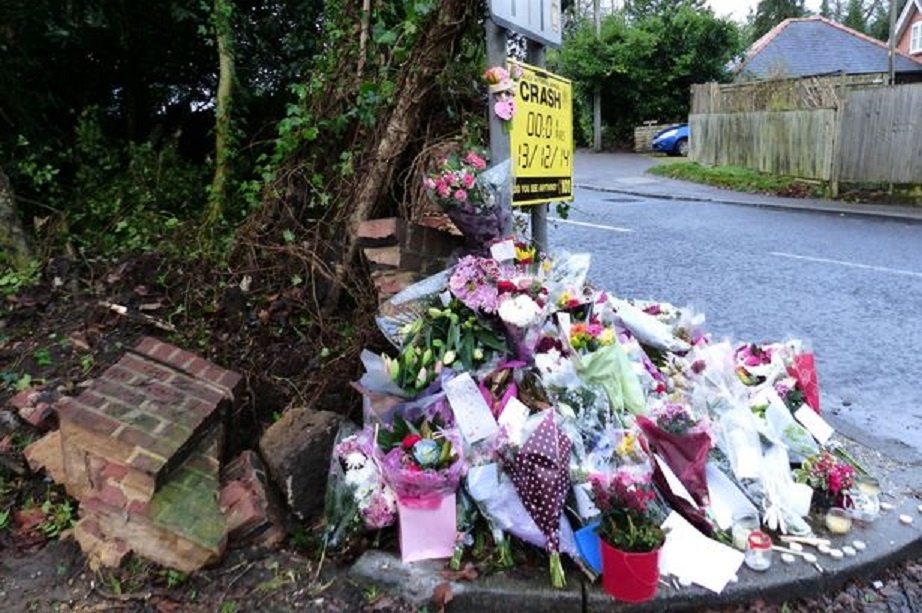 Gia đình và bạn bè đặt hoa viếng hai cô gai trẻ tại đoạn đường nơi vụ va chạm xảy ra. Ảnh: REX