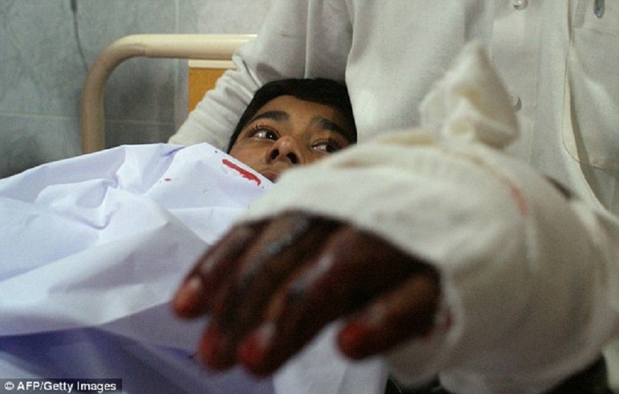 Sáng ngày 16/12 theo giờ địa phương, 9 tay súng Taliban tấn công một trường học thuộc Quân đội ở thành phố Peshawar, Pakistan. Chúng lùng giết học sinh, khiến 132 em thiệt mạng cùng nhiều người khác bị thương. Đây là một trong những vụ tấn công đẫm máu nhất trong lịch sử Pakistan. Vụ thảm sát là ký ức kinh hoàng đối với những nhân chứng may mắn sống sót. 