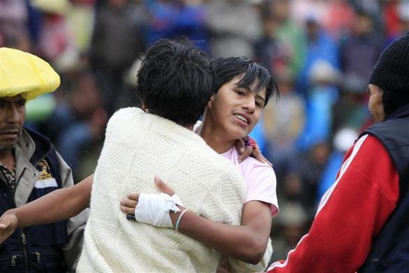 Hai đối thủ hòa giải sau trận đấu.