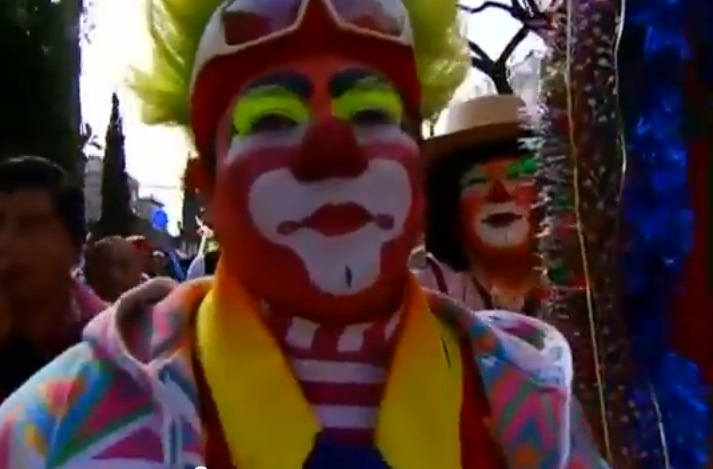 Hang nghin chu he hanh huong tren pho o chau My hinh anh