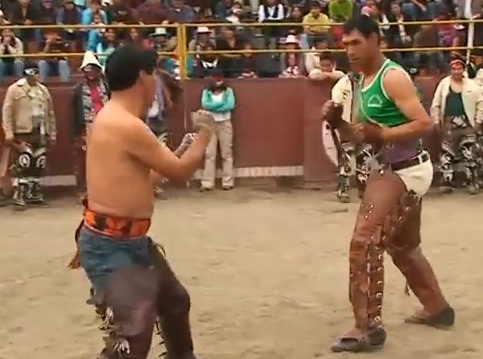 Mot tran dau nay lua trong le hoi Takanakuy hinh anh