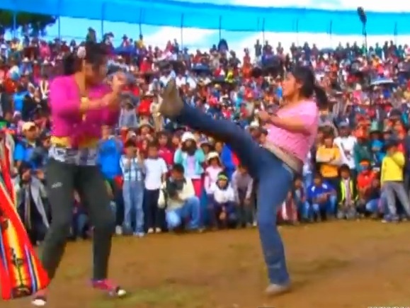 Phu nu danh nhau trong le hoi Takanakuy hinh anh