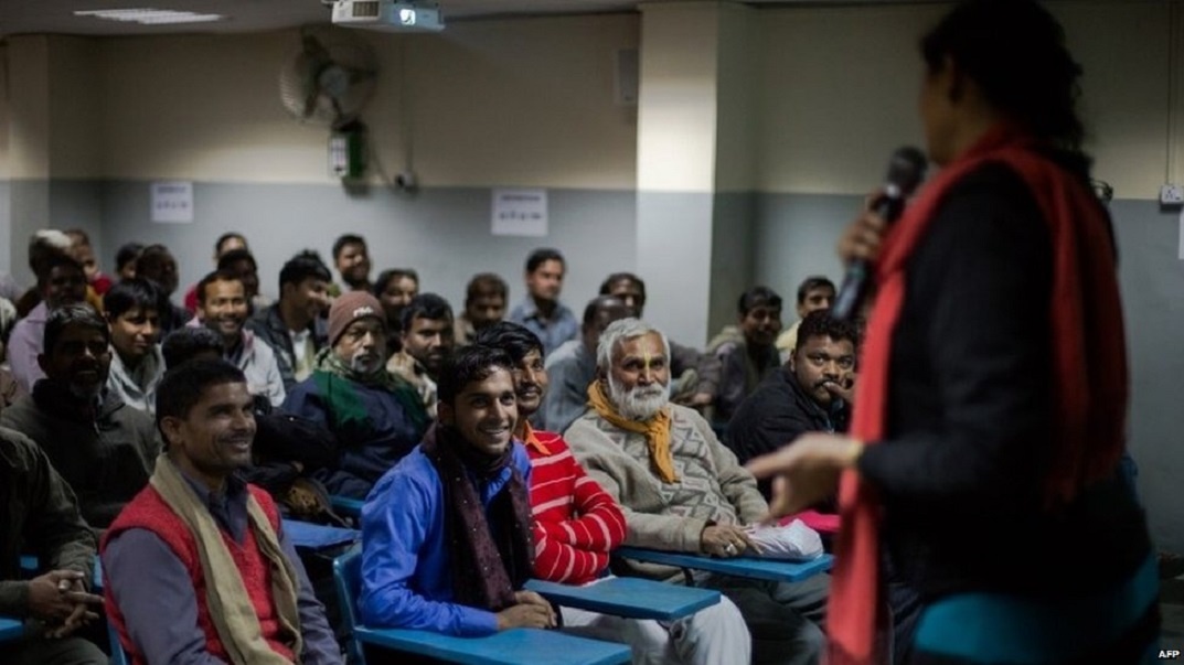  “Các bạn có biết việc huýt sáo trêu ghẹo hay nhìn chằm chằm vào phụ nữ đều phạm tội?”, giảng viên Namrata Sharan giải thích cho 150 học viên về những hành vi bị coi là quấy rối tình dục.