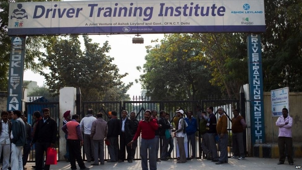 Ấn Độ bắt đầu chú trọng vấn đề an toàn và các loại tội phạm liên quan đến phụ nữ từ vụ 6 người đàn ông cưỡng hiếp một cô gái 23 tuổi trên xe buýt ở thủ đô Delhi khiến nạn nhân thiệt mạng trong năm 2012. Sự phẫn nộ từ dư luận thế giới buộc chính phủ Ấn Độ phải đưa ra luật chống hiếp dâm mới. Tuy nhiên, số vụ án liên quan đến phụ nữ vẫn không suy giảm. Theo thông tin từ Cục Lưu trữ hồ sơ Tội phạm Quốc Gia, cứ mỗi 16 phút, một vụ hãm hiếp lại xảy ra ở Ấn Độ.