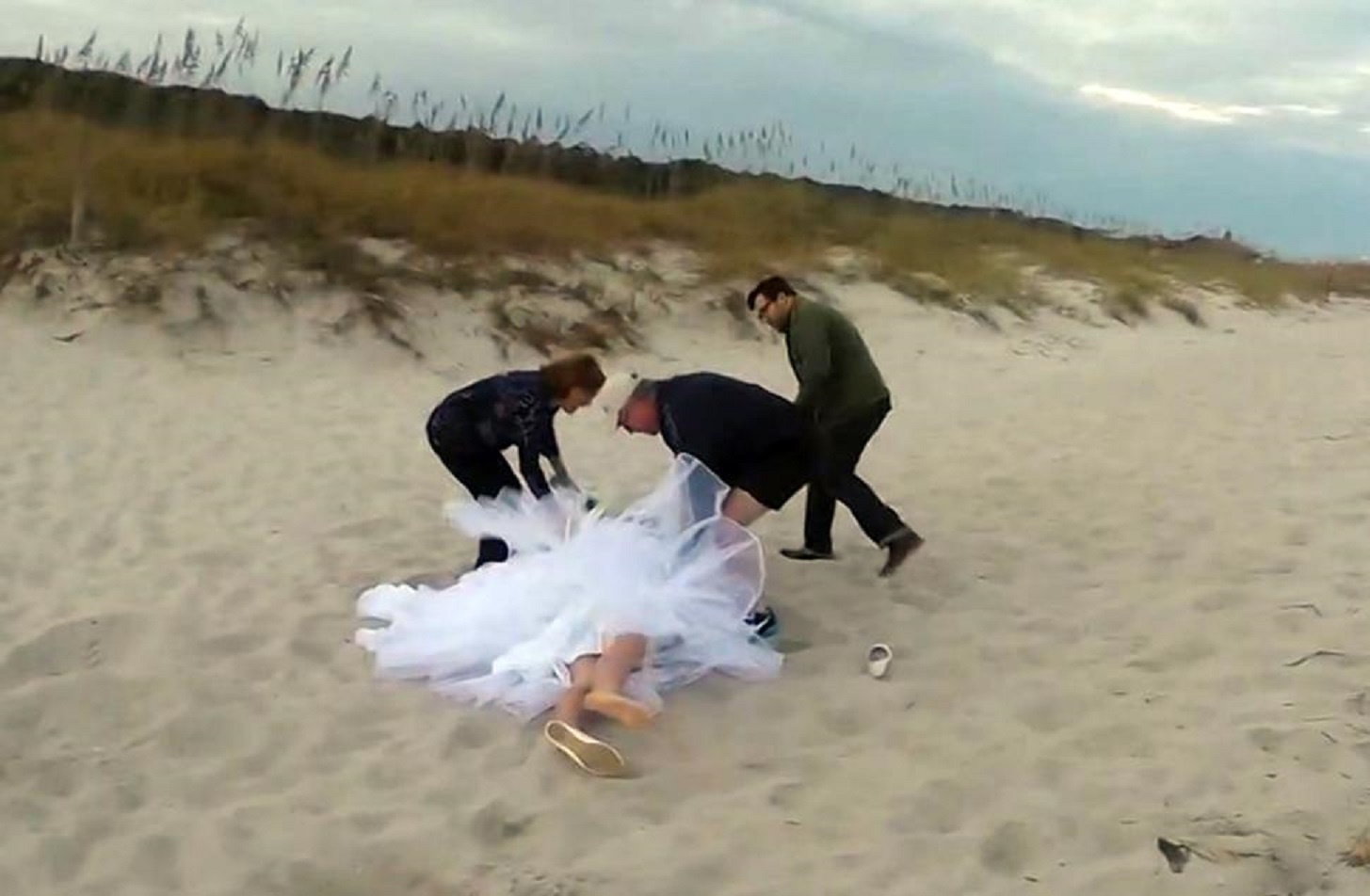 Ngua hat co dau khi chup anh cuoi hinh anh