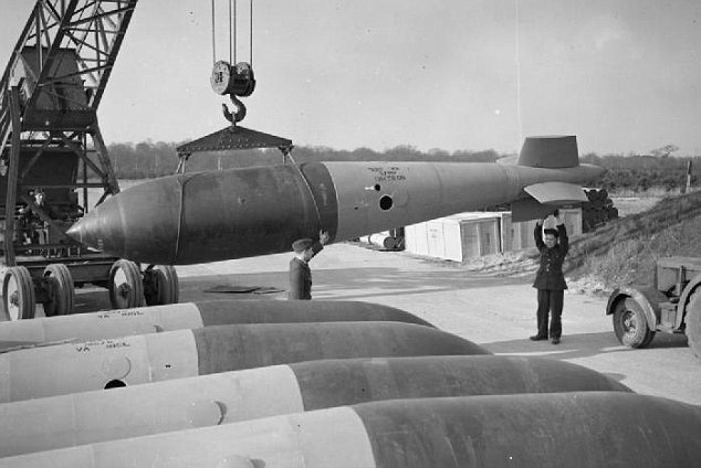 Bom dong dat ky di cua Anh hinh anh