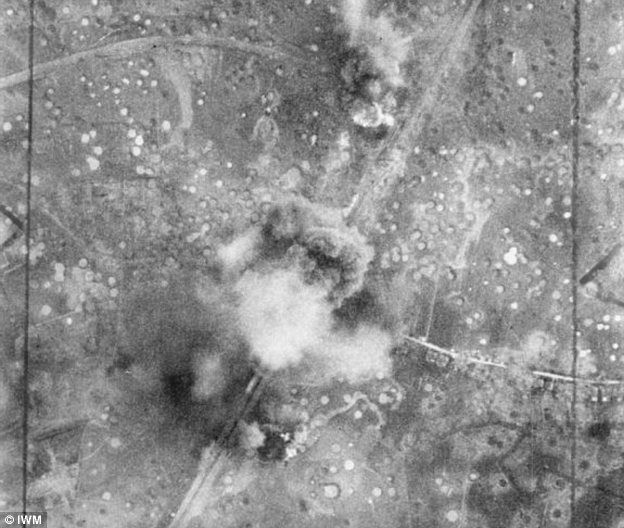 Hình ảnh bom động đất phá hủy cầu đường sắt 