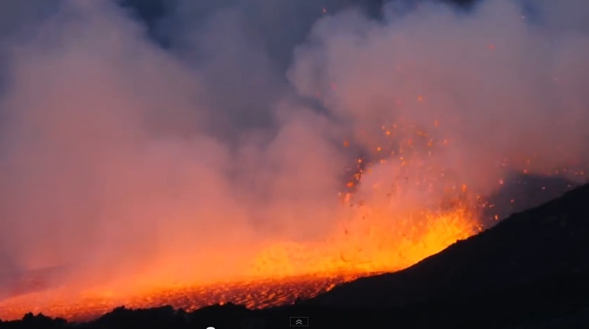 Dung nham do ruc chay nhu suoi tu nui lua giua dai duong hinh anh