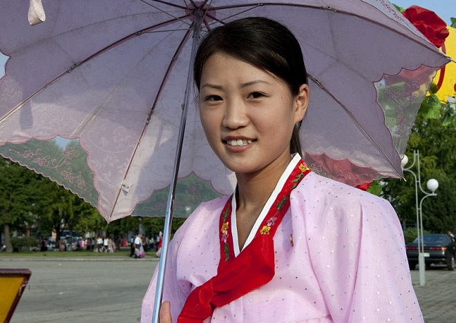 Phu nu Trieu Tien trong mat nhiep anh gia nguoi Phap hinh anh