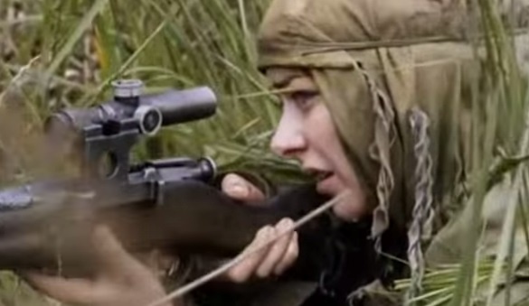 Xa thu ban tia roi tu tren cay vi trung dan tren man anh hinh anh