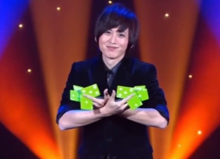 Ngon tay ky dieu cua ao thuat gia co mat dep nhu phu nu hinh anh