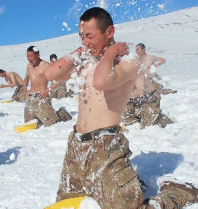 Binh si coi tran, vui than vao tuyet o do cao 4.500 m hinh anh