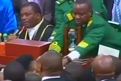 Nghi si Kenya hat nuoc, nem sach vao chu tich Quoc hoi hinh anh