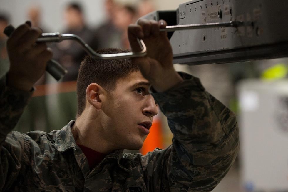 Nhân viên hàng không cấp cao