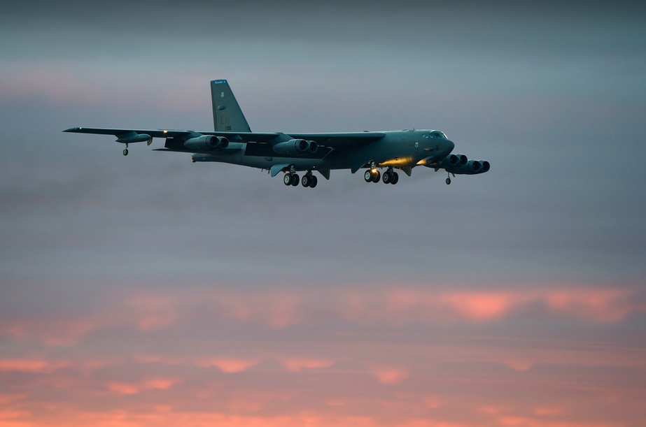 Máy bay ném bom chiến lược B-52 chuẩn bị hạ cánh