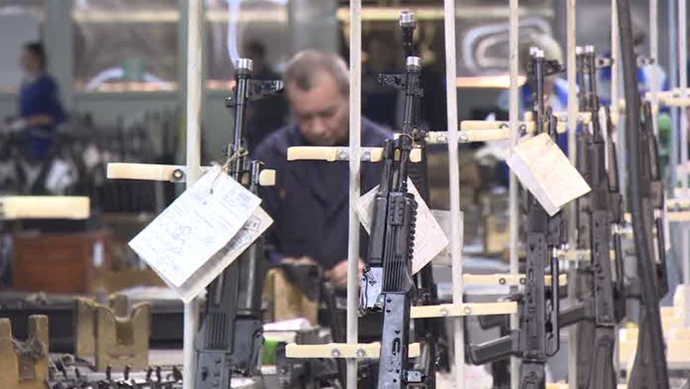 Hoat dong trong nha may san xuat sung AK huyen thoai hinh anh