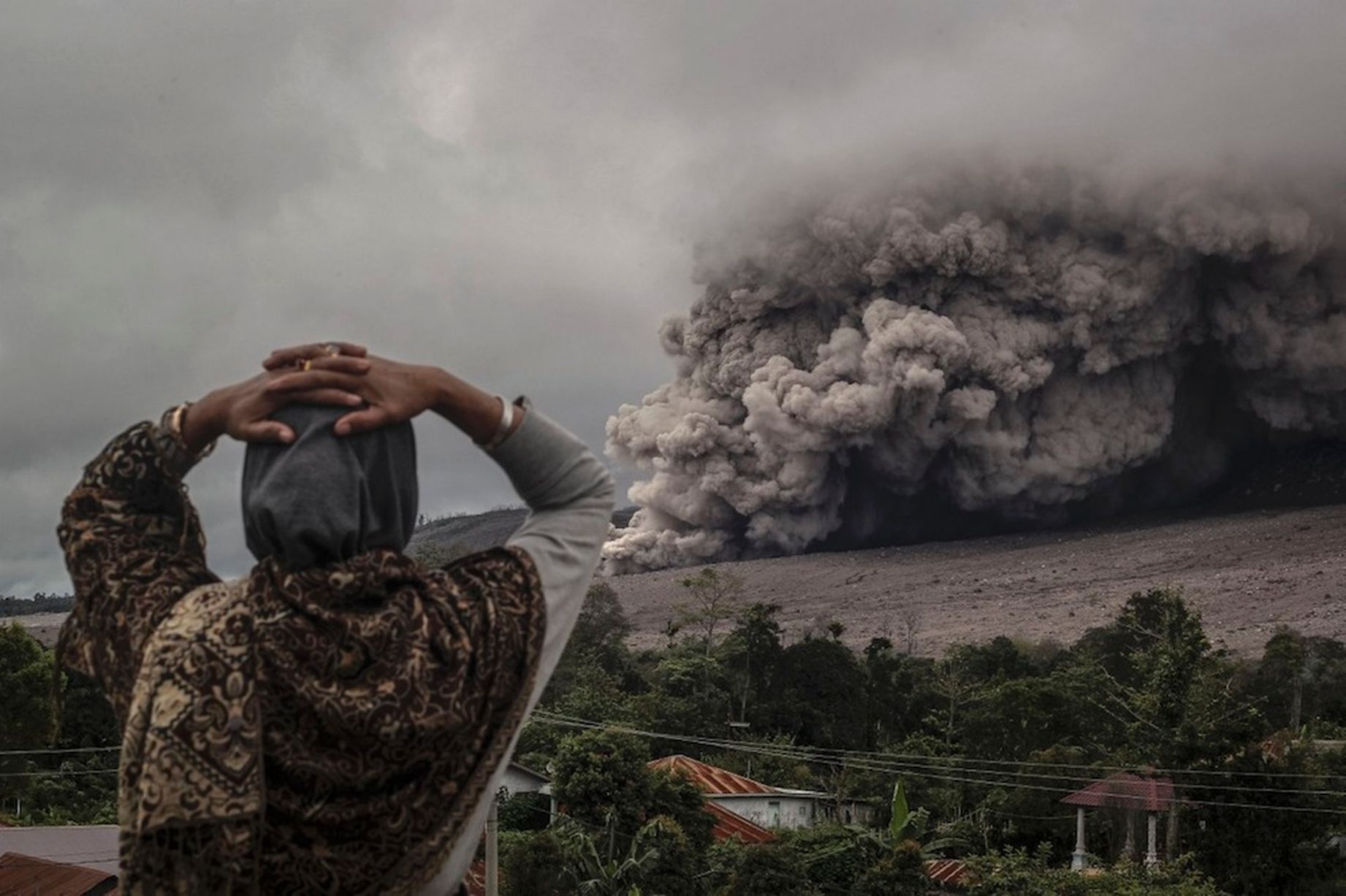 Đám tro bụi khổng lồ từ núi lửa Sinabung tràn xuống huyện Karo, tỉnh South Sumatra, Indonesia vào ngày 3/11/2014. Ảnh: Barcroft
