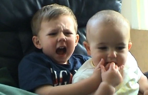 Em be can ngon tay cua anh hinh anh