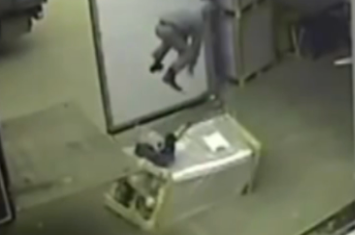 Cong nhan bay vot len vi kien hang qua nang hinh anh