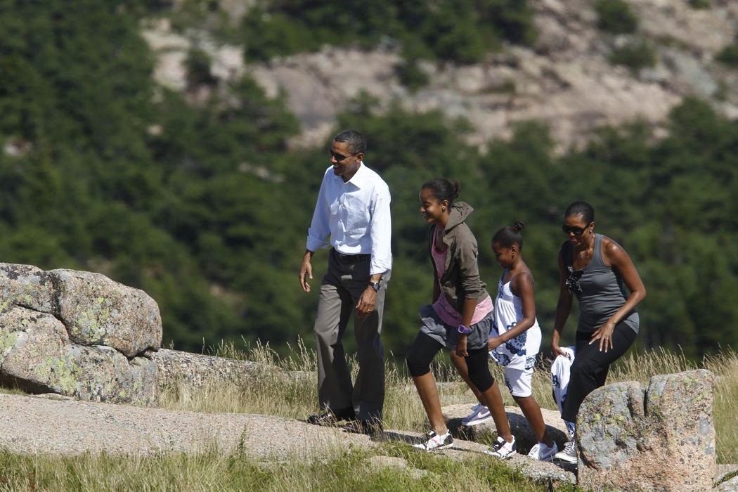 Tổng thống Obama cùng vợ - Michelle, 2 con gái ( Sarah và Maine) đi dạo ở núi 