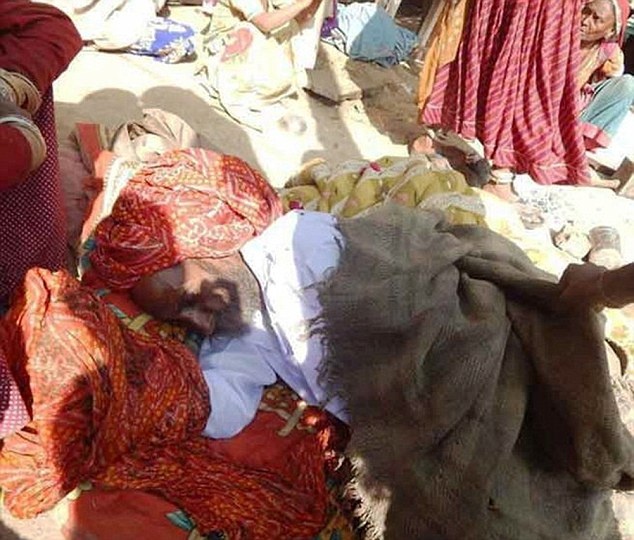 Cảnh tượng Deepak Singh nằm giữa đống vải. Ảnh: Daily Mail