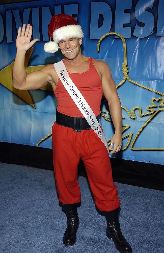 Anh chàng Noel gợi cảm là nét đặc sắc trong phong tục đón Giáng sinh ở thành phố Los Angeles. Mỹ. Ảnh: 