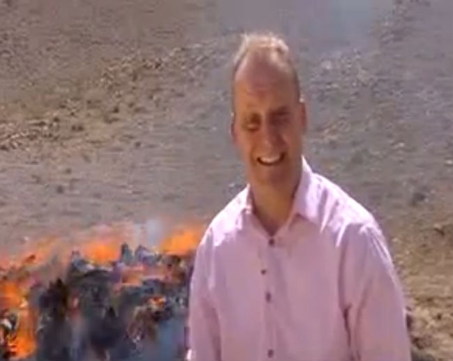 Phong vien cuoi khong ngot vi hit phai khoi thuoc phien hinh anh