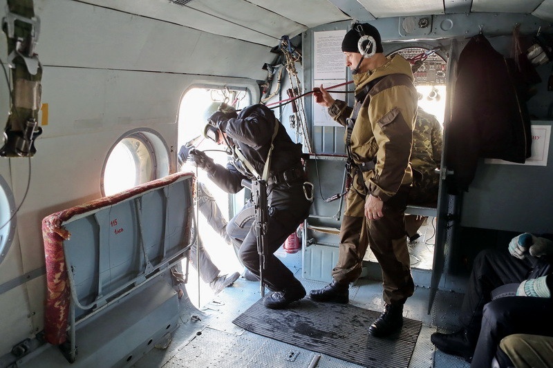 Một trong những giai đoạn huấn luyện khó khăn nhất là đu dây từ trực thăng