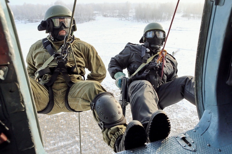 Mot ngay huan luyen cua doi dac nhiem Nga hinh anh