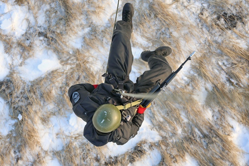 Đu dây từ trực thăng là kỹ thuật mà các thành viên đội SWAT 