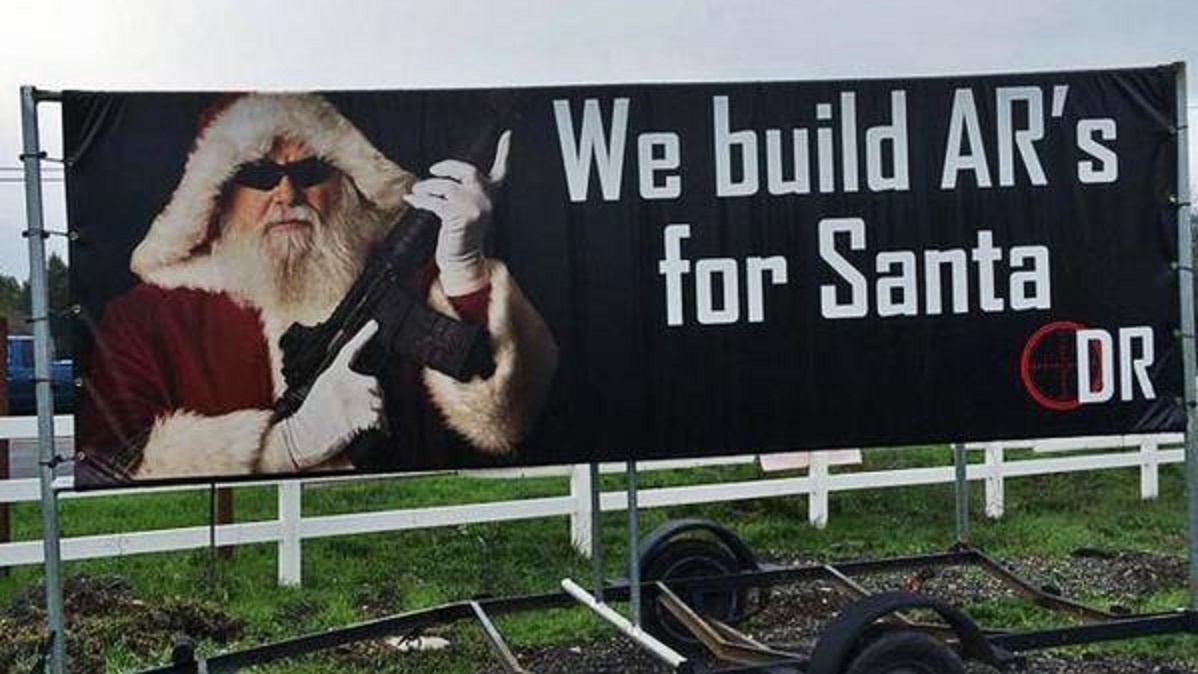 Dan My tranh cai ve anh ong gia Noel cam sung hinh anh